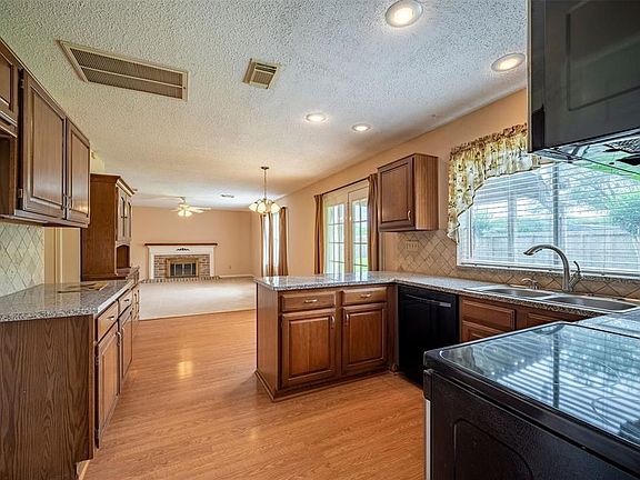 4th image of 3527 Hidden Creek Dr