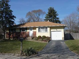 25 North Ln, Huntington, NY 11743