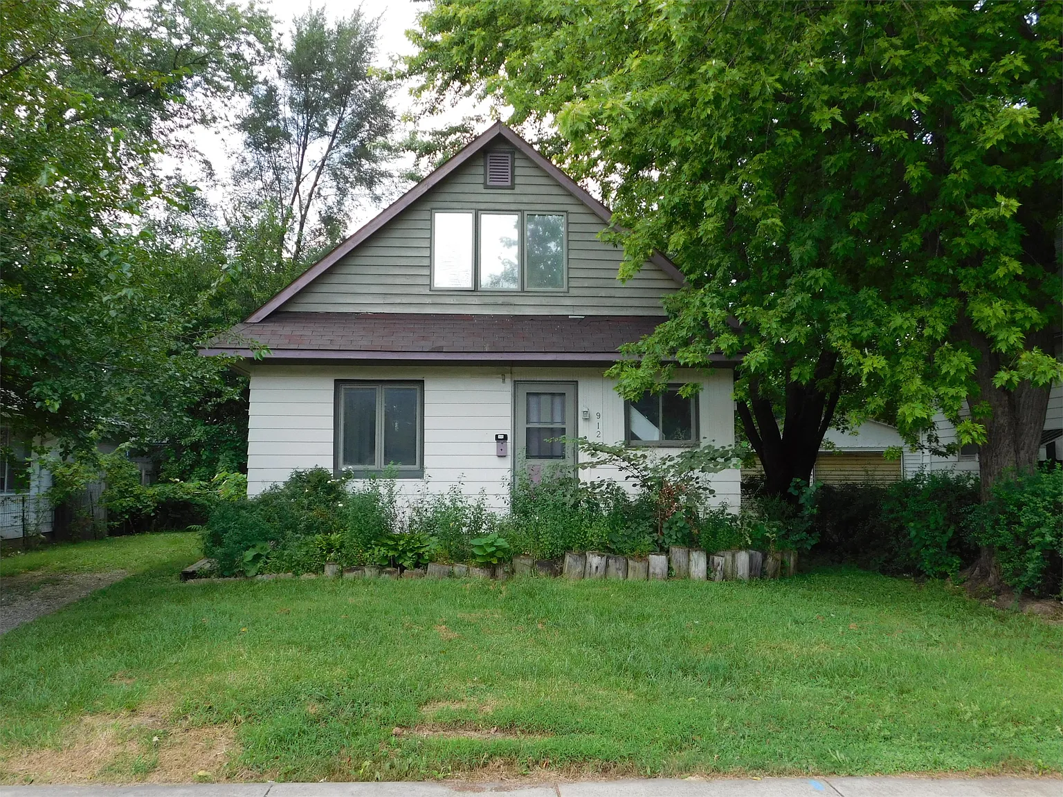912 W Maple St photo 1