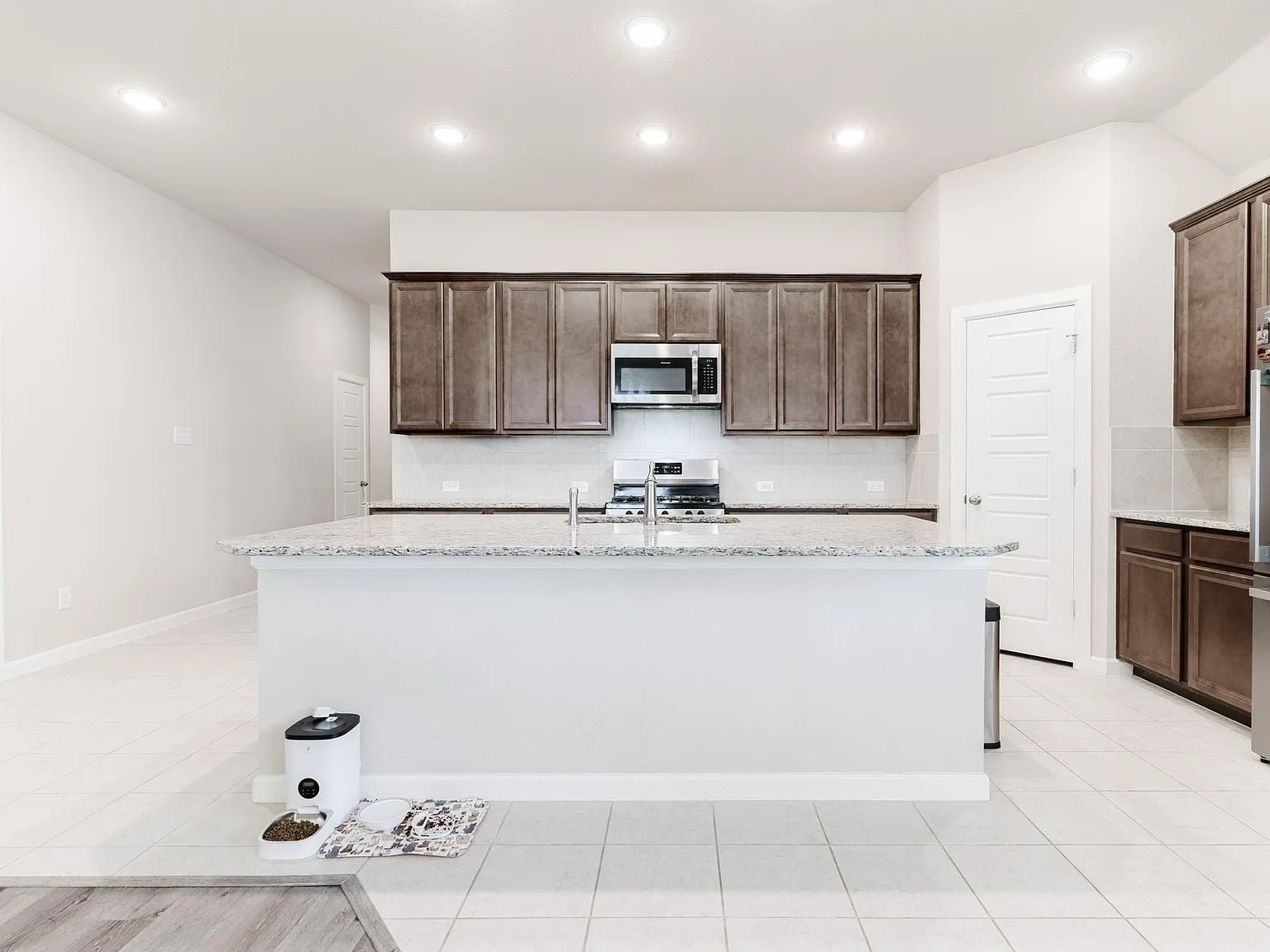 3 bed, 2.0 bath, 1960 sqft, $2,695 — Photo 3