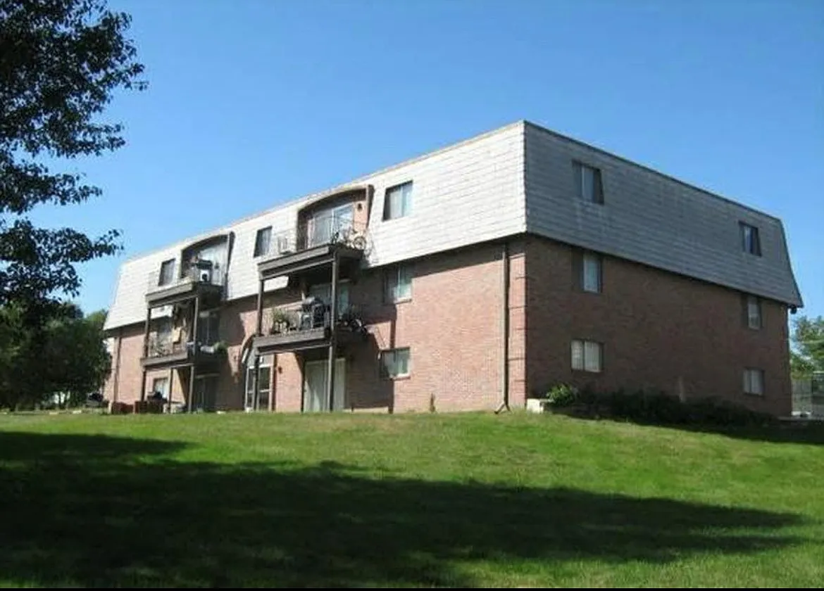 Whispering Isle Apartments — Photo 2