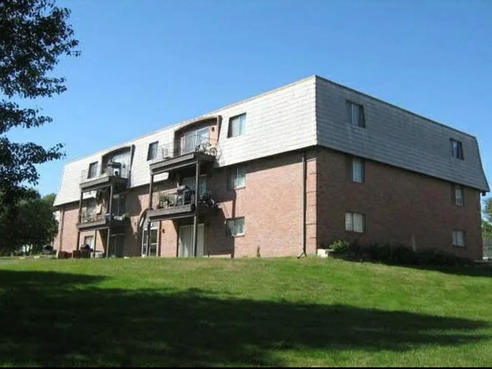 Exterior of Whispering Isle Apartments.
