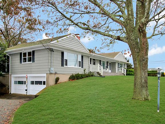 2nd image of 51 Peconic Ave