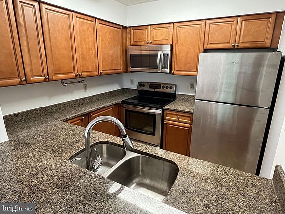3rd image of 10101 Grosvenor Pl APT 214