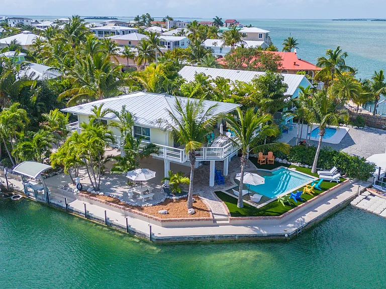 Words can't describe the beauty and seclusion of Fishermans Paradise @ The Pointe. Have the fuel truck stop by for a fill, HUGE ice machine on property. Hunker down and adjust to "Island Time"