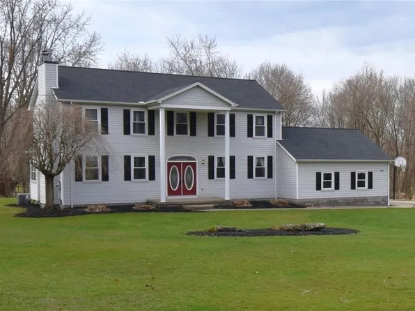 7010 White Oak Dr, Hubbard, OH 44425