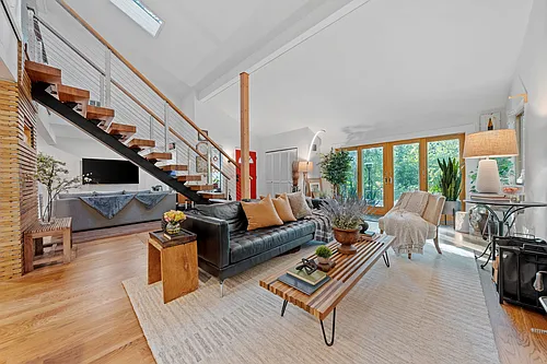 9999 NE Beach Crest Dr Photo 1