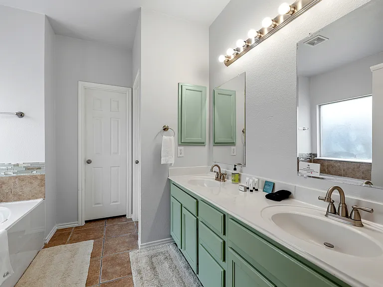 704 San Antonio Trl — Photo 19