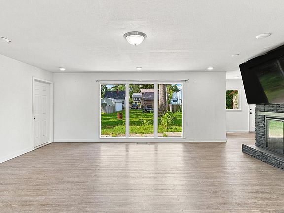 4th image of 309 E Maple Grove Ave