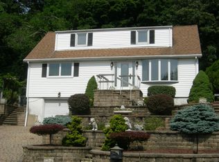 22 Crest Hill Rd, Verona, NJ 07044