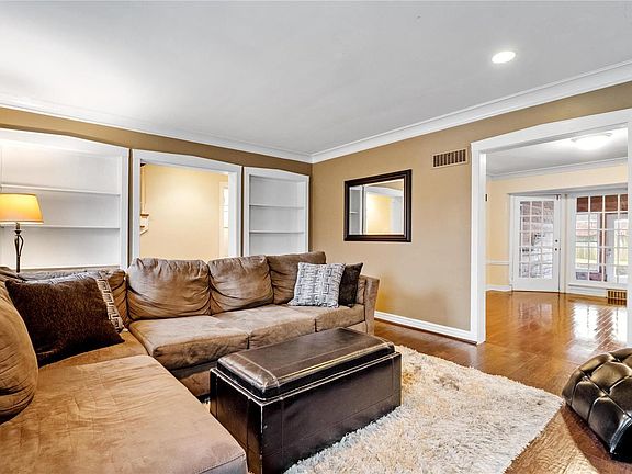 5th image of 12 Beverly Dr