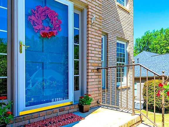 5th image of 944 Sunny Field Ln