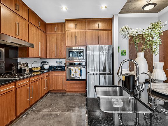 5th image of 3030 Bryan St Suite 306