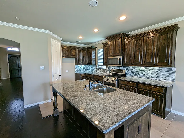 591 Deverson Dr — Photo 4