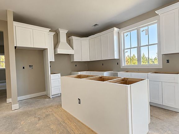 3rd image of 614 Lake Laurel Rd