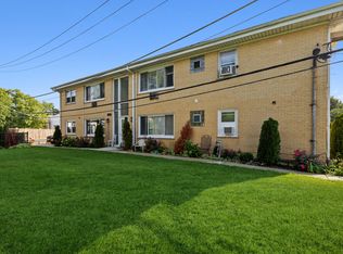 954 Shermer Rd APT 16, Glenview, IL 60025