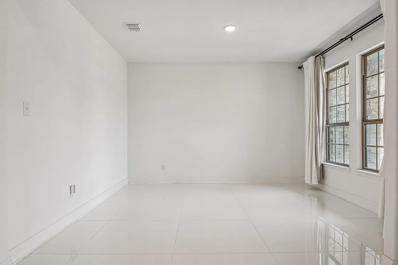 5 bed, 4.5 bath, 2536 sqft, $3,650 — Photo 3