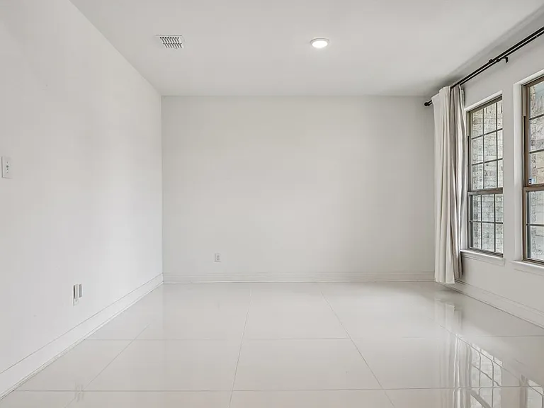 329 Magnolia St — Photo 3