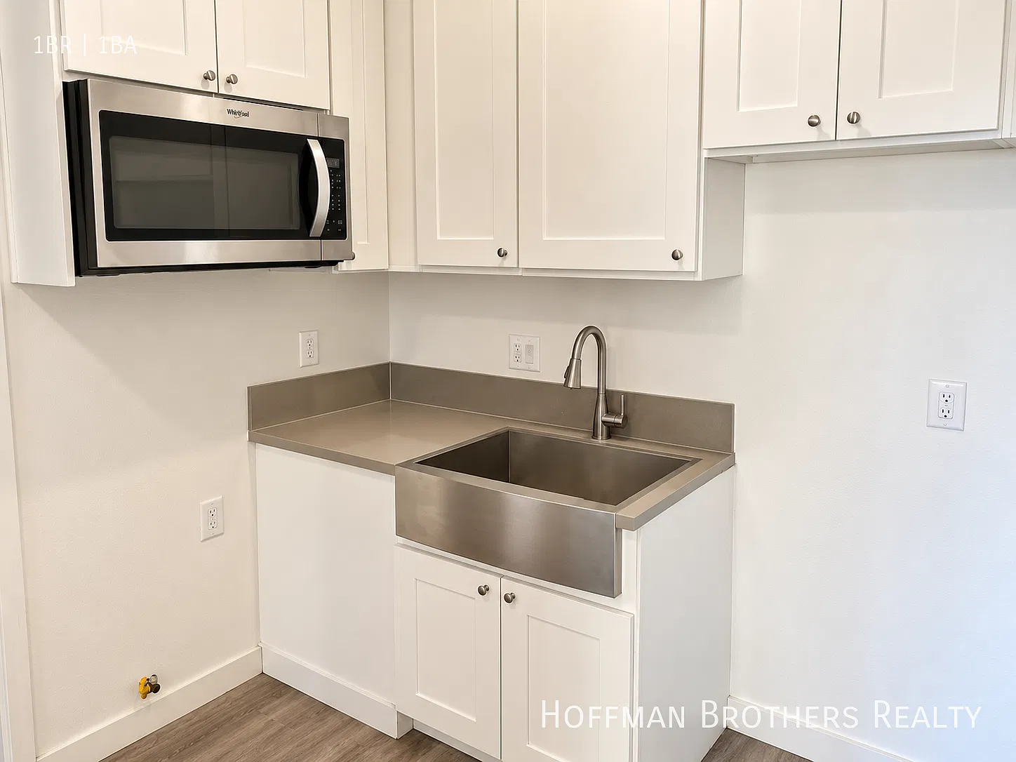 Section 8 Welcome! Bright 1br With Stove, Refrigerator + Microwave, Water & Trash Included! — Photo 2