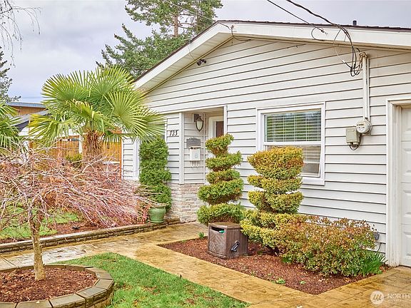 4th image of 723 Woodford Avenue N