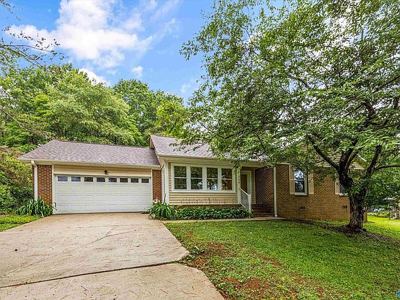 3rd image of 124 Allenwood Dr