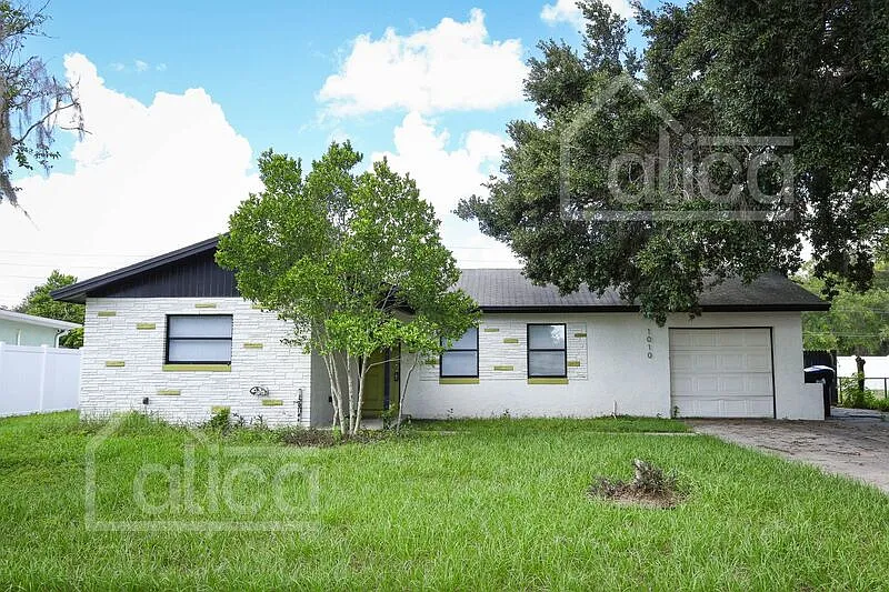 3 bed, 2.0 bath, 1125 sqft, $2,125 — Photo 2