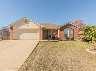 1812 Canterbury Cir, Fort Worth, TX 76112