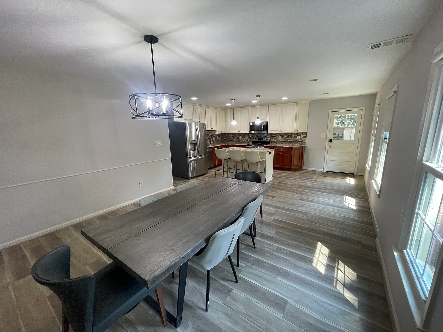 5 bed, 2355 sqft, $3,750 — Photo 3