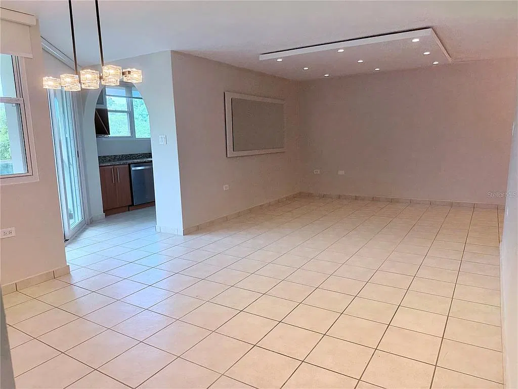 3 bed, 2.0 bath, 1559 sqft, $3,300 — Photo 2