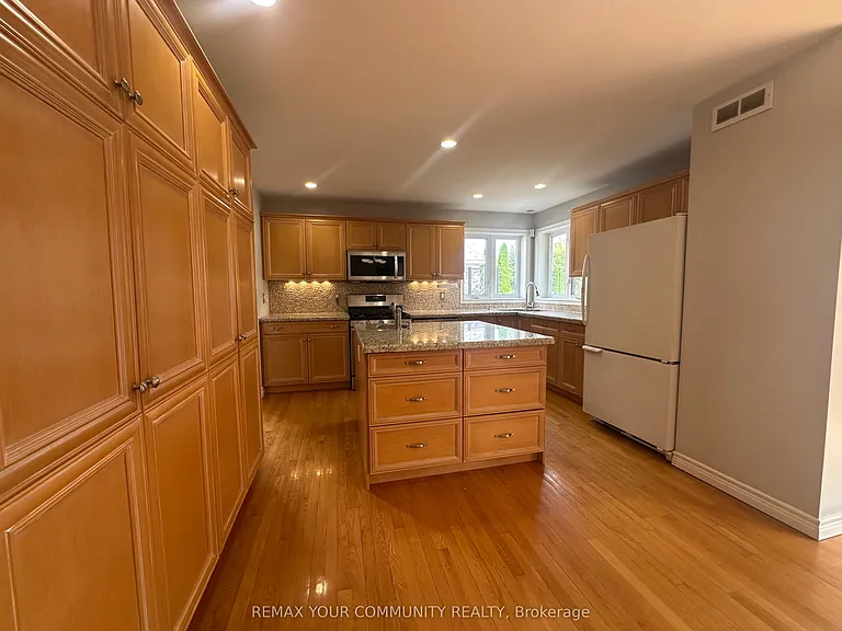 203 Lake Dr E — Photo 9