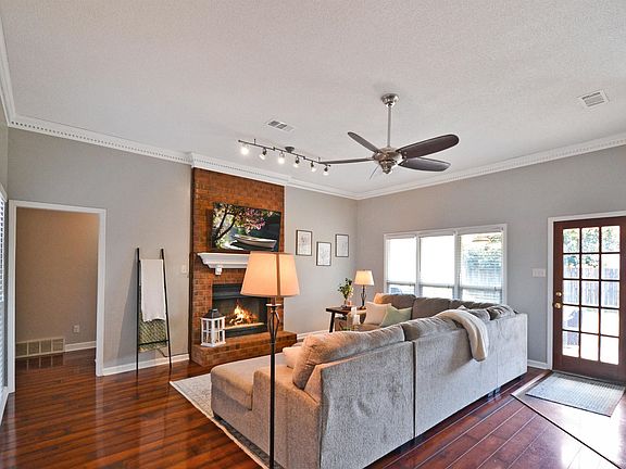 3rd image of 6517 Country Knoll Ct