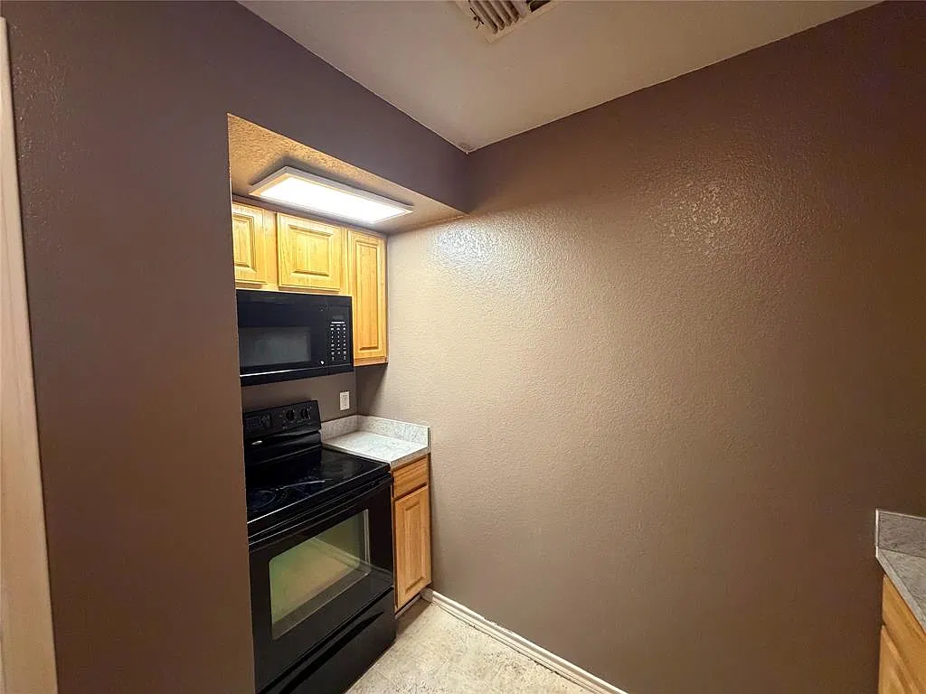 2 bed, 1.0 bath, 1030 sqft, $1,100 — Photo 3