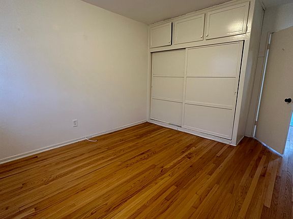 5th image of 2146 N Beachwood Dr #4