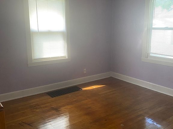 5th image of 126 S Thornwood Ave