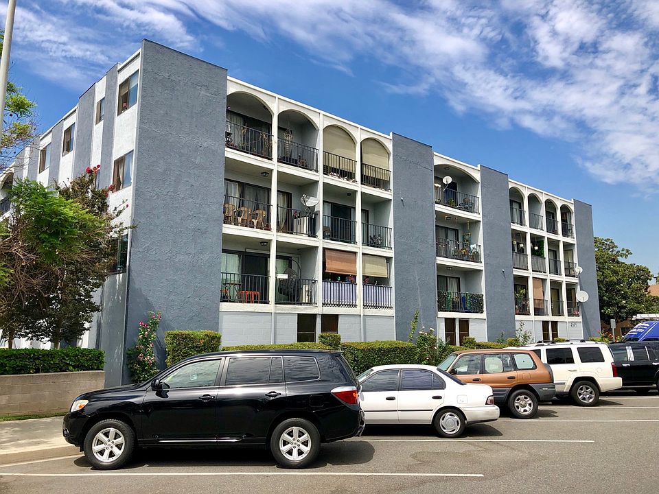 2nd image of 4595 California Ave Unit 408