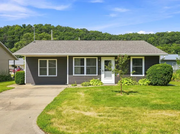 1010 N 4th St, Guttenberg, IA 52052