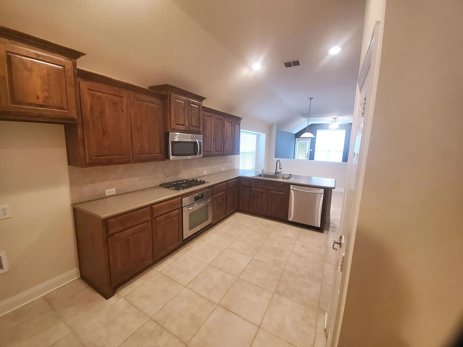 4 bed, 2092 sqft, $2,495 — Photo 3