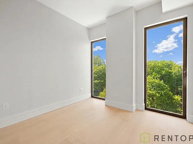 960 Franklin Ave #448 — Photo 15