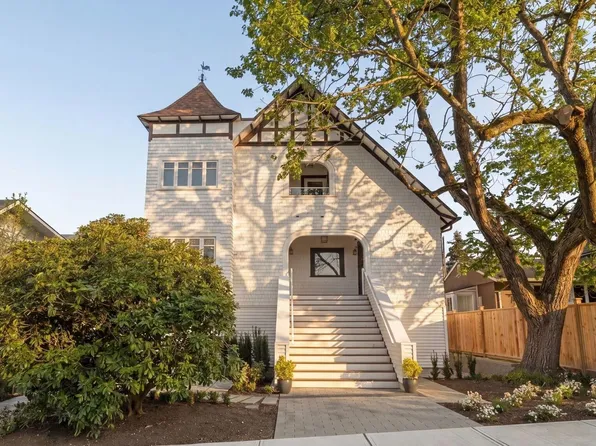 326 W 14th St #2, North Vancouver, BC V7L 2N6