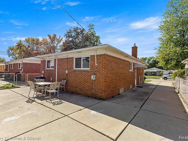 3927 Monroe St — Photo 24