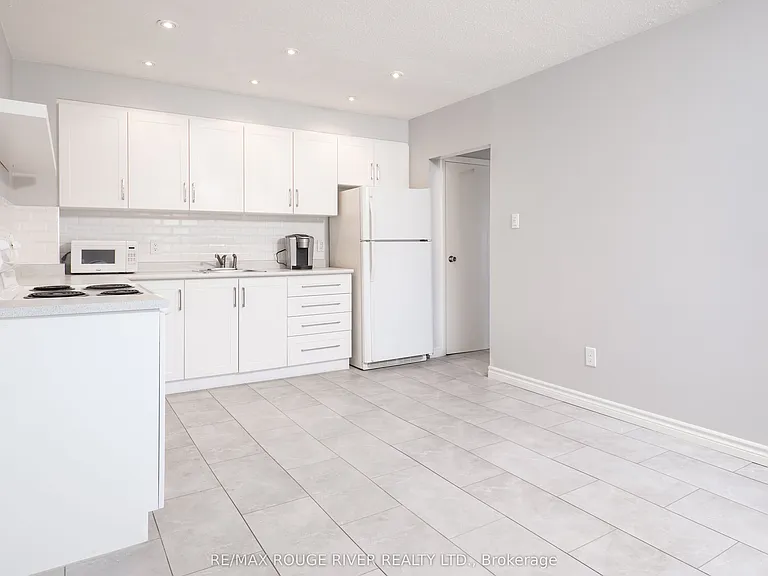 925 Bayly St #27 — Photo 6