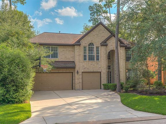 This wonderful family home features 4 bedrooms, 3.5 baths, updated island kitchen and a large saltwater swimming pool, spa and covered outdoor kitchen plus an oversized 3 car garage!