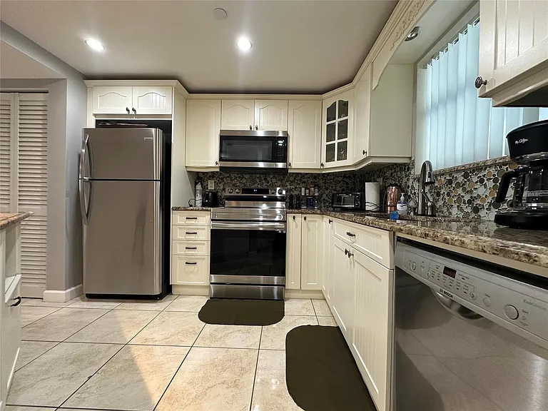 17801 N Bay Rd #212 — Photo 6