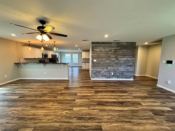 3rd image of 109 E Oak Ave