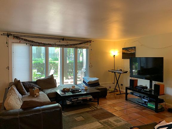 5th image of 1054 S Plymouth Ct #412