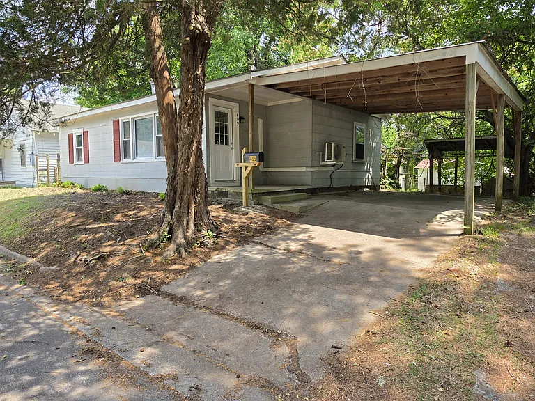 409 Oak St — Photo 1