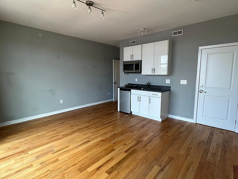 533 N Budd St #D3 — Photo 10