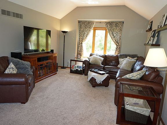 4th image of N4W31587 Twin Oaks Dr
