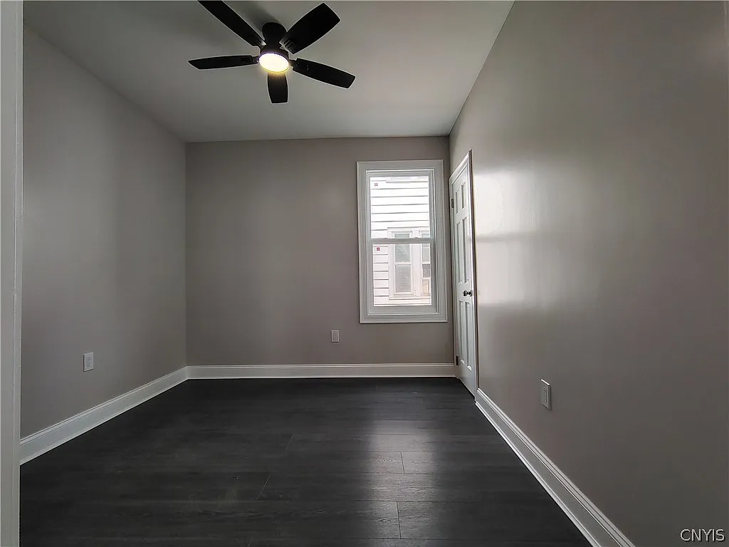 3 bed, 1.0 bath, 2500 sqft, $1,650 — Photo 3
