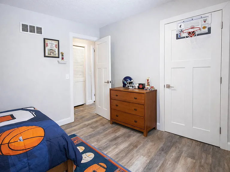 1042 E Circle Dr — Photo 11